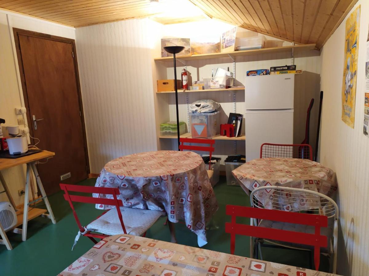 Chardon Bleu Appartement Chambre Cuisine Coin A Manger Sanitaires Salle D'Eau Barcelonnette Exterior foto